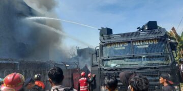 Kebakaran Hebat Landa Gudang Plastik di Balikpapan, Brimob Kerahkan AWC dan Evakuasi 11 Karyawan