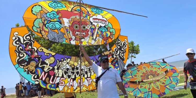 Dukung Olahraga Rakyat, Pj Bupati PPU Buka Kite Festival 2024 di Pantai Corong