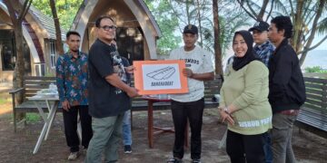 Pj Bupati PPU Serahkan Bantuan Sarana dan Prasarana Objek Wisata kepada Pokdarwis