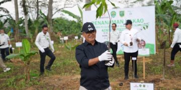 Pj Gubernur Kaltim Luncurkan Gerakan Gemar Menanam Produktif serta Menyerahkan Bantuan Motor Sampah