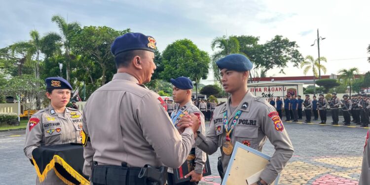 Dua Personel Batalyon A Brimob Kaltim Terima Penghargaan Komandan Satuan atas Prestasi Nasional dan Daerah