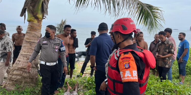 Batalyon A Brimob Kaltim Bantu Evakuasi Penemuan Mayat Pria di Balikpapan