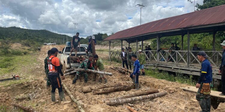 TNI dan Warga Gotong Royong Perbaiki Jembatan Penghubung Antar Desa di Perbatasan Krayan