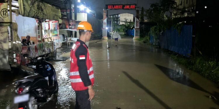 Sat Brimob Polda Kaltim Intensifkan Patroli di Titik Rawan Genangan untuk Antisipasi Banjir di Balikpapan