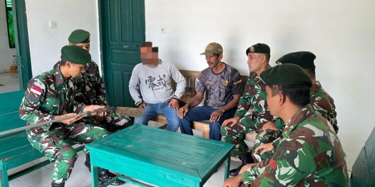 Warga Desa Pembeliangan Serahkan Senjata Api Rakitan ke Satgas Pamtas RI–Malaysia