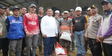 Terjang Lumpur Demi Warga Terisolir, Bupati PPU Salurkan Bantuan dan Janji Perbaikan Jalan