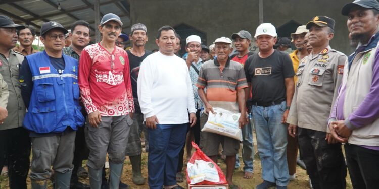 Terjang Lumpur Demi Warga Terisolir, Bupati PPU Salurkan Bantuan dan Janji Perbaikan Jalan