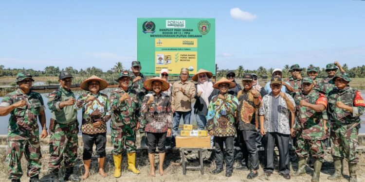 Wakil Bupati PPU Tanam Perdana Padi dengan Pupuk Organik PORNAS di Waru