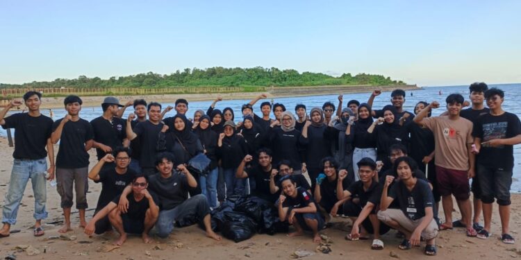 Mahasiswa ITK Gelar Aksi “JAWARA HMIF 2025”, Gerakan Bersih Pantai Demi Warna Alam yang Tetap Terjaga