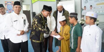 Sekda Tohar Serahkan Bansos Kepada 170 Anak Yatim 