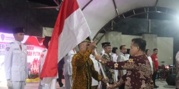 Bakesbangpol PPU Kobarkan Semangat Nasionalisme dengan Pembagian Bendera Merah Putih