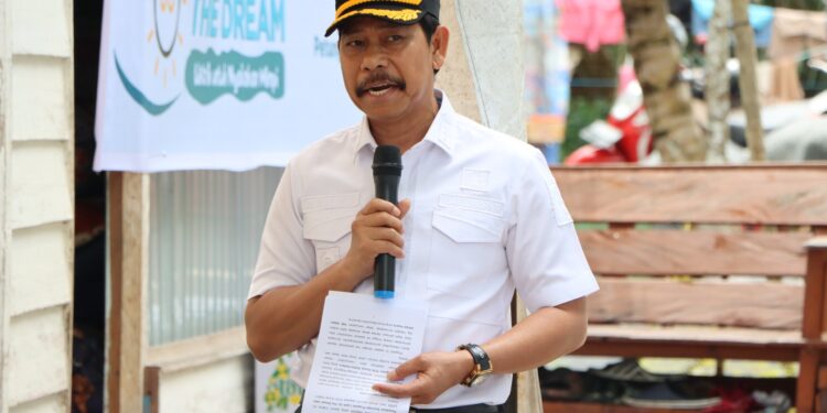 Wabup PPU Serahkan Langsung Bantuan Penyalaan Serentak Program LUTD dari PLN Group