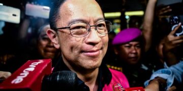 Bebas Lewat Abolisi, Tom Lembong Kembali Hirup Udara Bebas dan Peluk Keluarga