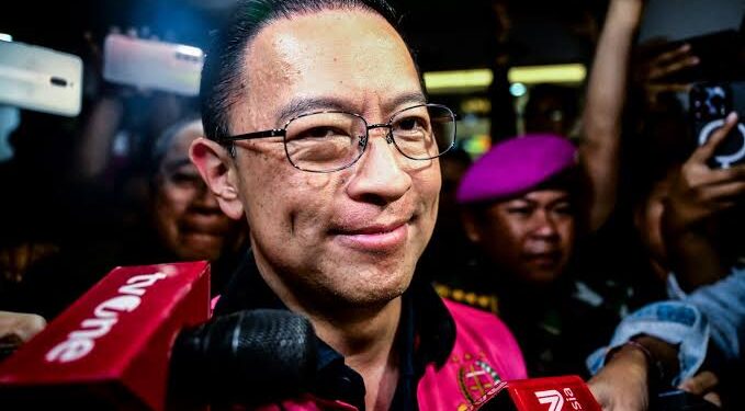 Bebas Lewat Abolisi, Tom Lembong Kembali Hirup Udara Bebas dan Peluk Keluarga
