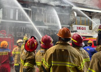 Brimob Kaltim Gerak Cepat Bantu Padamkan Kebakaran Ruko dan Kafe di Balikpapan Permai