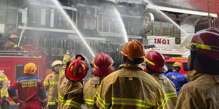 Brimob Kaltim Gerak Cepat Bantu Padamkan Kebakaran Ruko dan Kafe di Balikpapan Permai