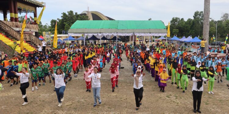 700 Pelajar PPU Padati Festival Permainan Tradisional, Beturak Jadi Primadona Baru