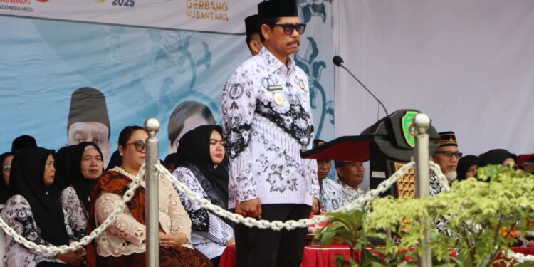 Hujan Tak Menghalangi Semangat Ribuan Guru PPU, Wakil Bupati: “Inilah Bukti Pengabdian Sejati!”