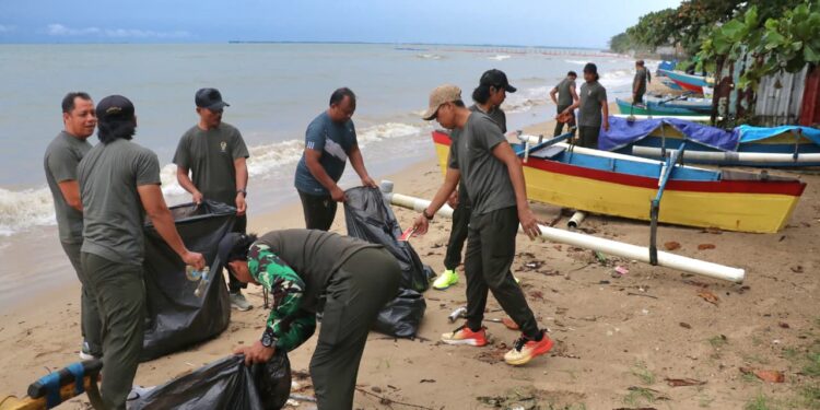 TNI Turun Tangan, Pantai Enggang Borneo Bersih dalam Sehari