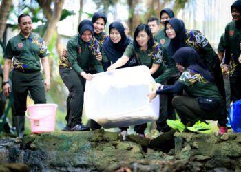 Hijaukan Alam Kaltim, Pangdam VI/Mlw Tebar Ribuan Benih Ikan dan Lepas Satwa di Balikpapan