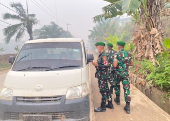 Cegah Gangguan Kesehatan akibat Karhutla, Prajurit Brigif TP 85/BTC Bagikan Masker Gratis