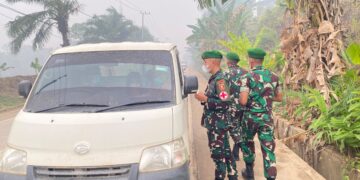 Cegah Gangguan Kesehatan akibat Karhutla, Prajurit Brigif TP 85/BTC Bagikan Masker Gratis